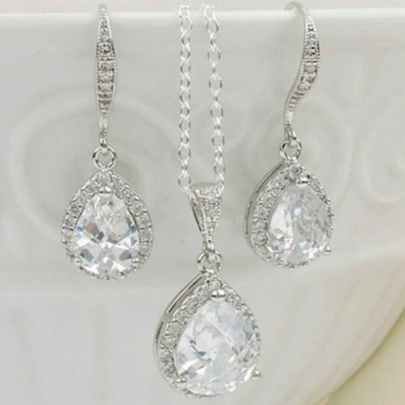 Silver Plated Cubic Zirconia Necklace and Earrings Beautiful Shiny Set NWT - Picture 1 of 5